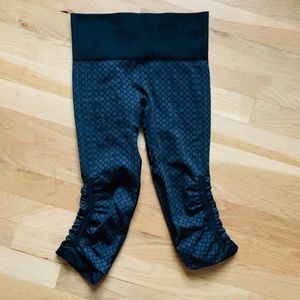 Lululemon Patterned Capri Leggings in Size 2